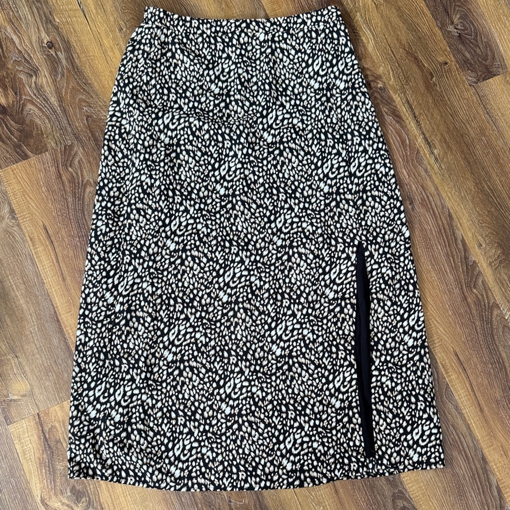 Elegant Black, White and tan A line skirt large zipper side zipper elastic back